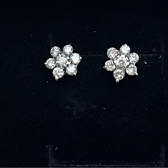 🚫SOLD🚫 Solid White Gold .40ctw Diamond Flower Stud Earrings - Picture 2 of 7